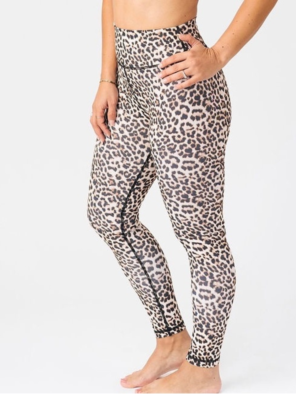 Zyia active 4” brilliant scrunchy leopard print high rise active leggings